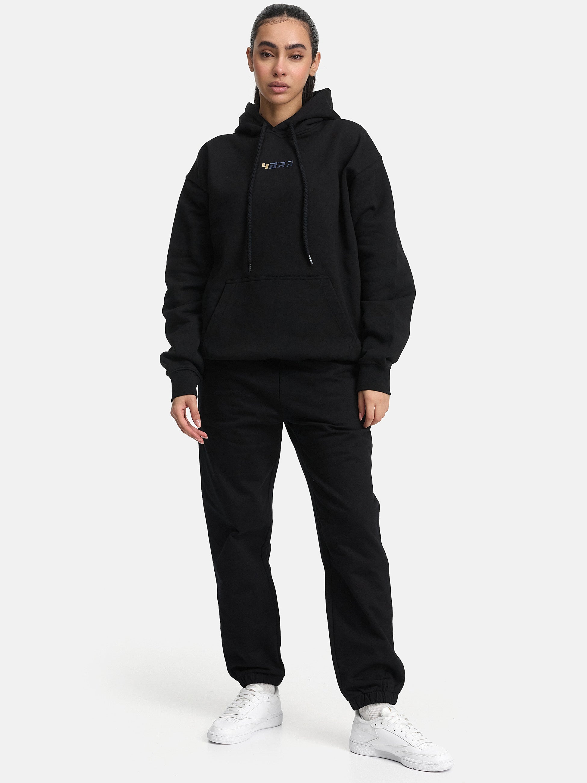 Der neue Adidas Basic Hoodie in Schwarz und Blau, zusammen mit Nike Pants, Shorts und einem Trainingsanzug in Grau, ist im Shop erhältlich. Die Tracksuits in XXL bieten die perfekte Passform für Herren, die auf Qualität und Stil setzen.