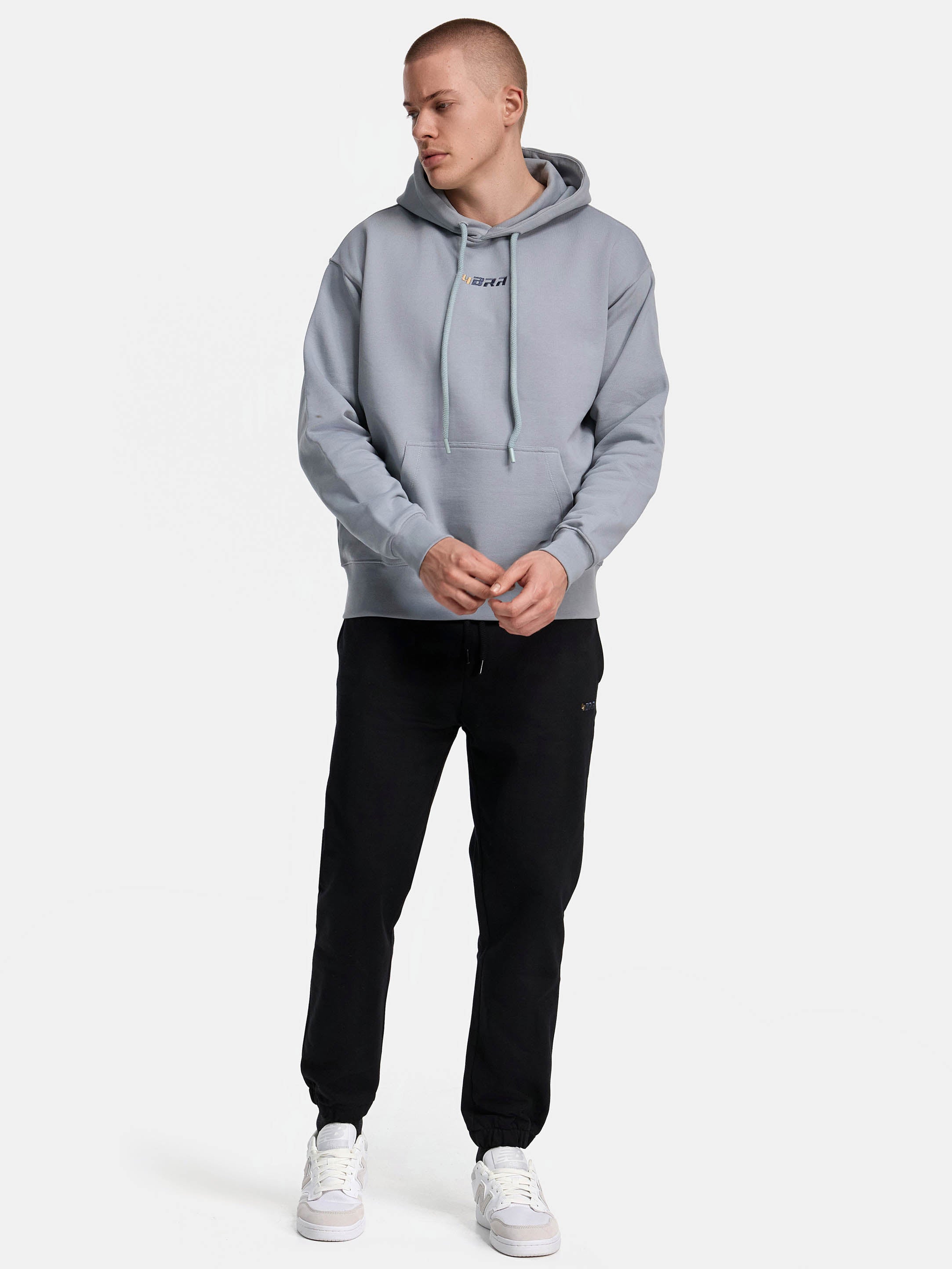 Premium hoodie in grau ansicht vorne in kombination mit schwarzer sweatpants