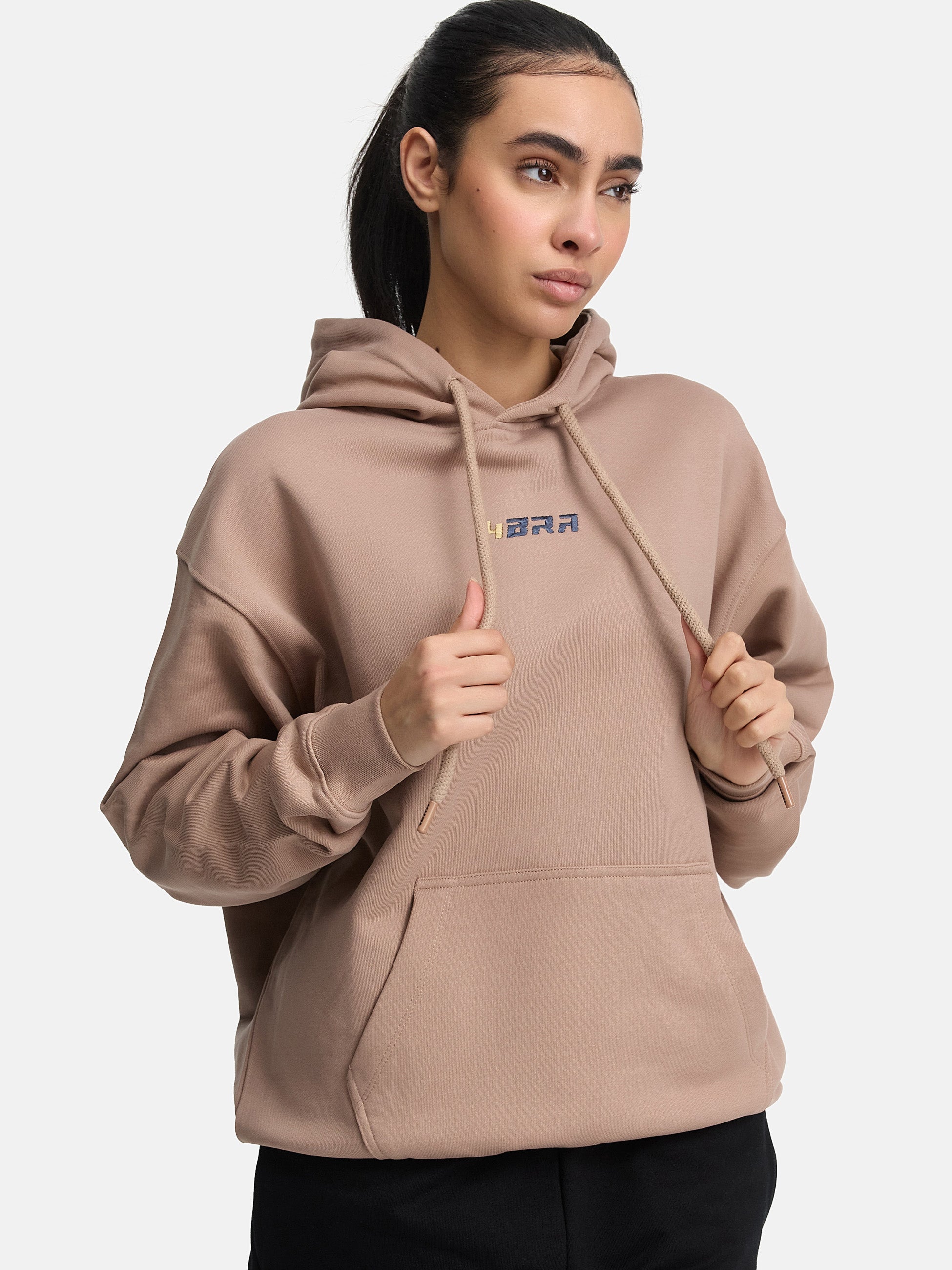 Premium hoodie in braun ansicht von der seite oberkoerper